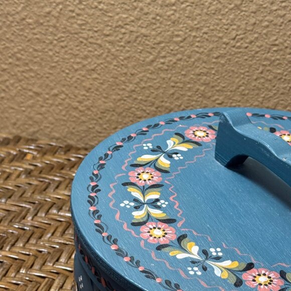 Vintage Swedish Primitive Hand-Painted Decorative Wooden Box With Lid - Picture 3 of 7